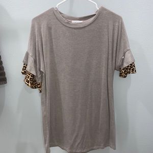 Leopard sleeve